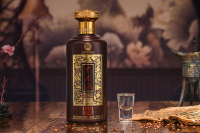 杯中日月 白酒在镜头下的光影表现与情感叙事