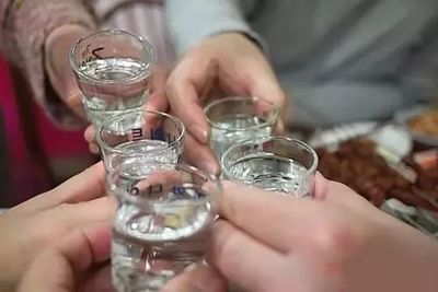 白酒碰杯的深远意义 礼仪、情感与文化的交融